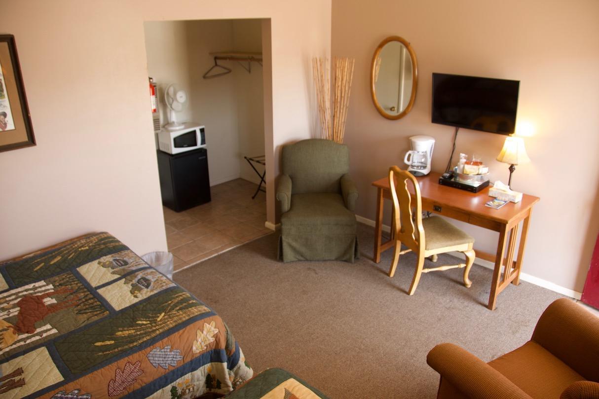Yellowstone Holiday Motel Уест Йелоустоун Екстериор снимка