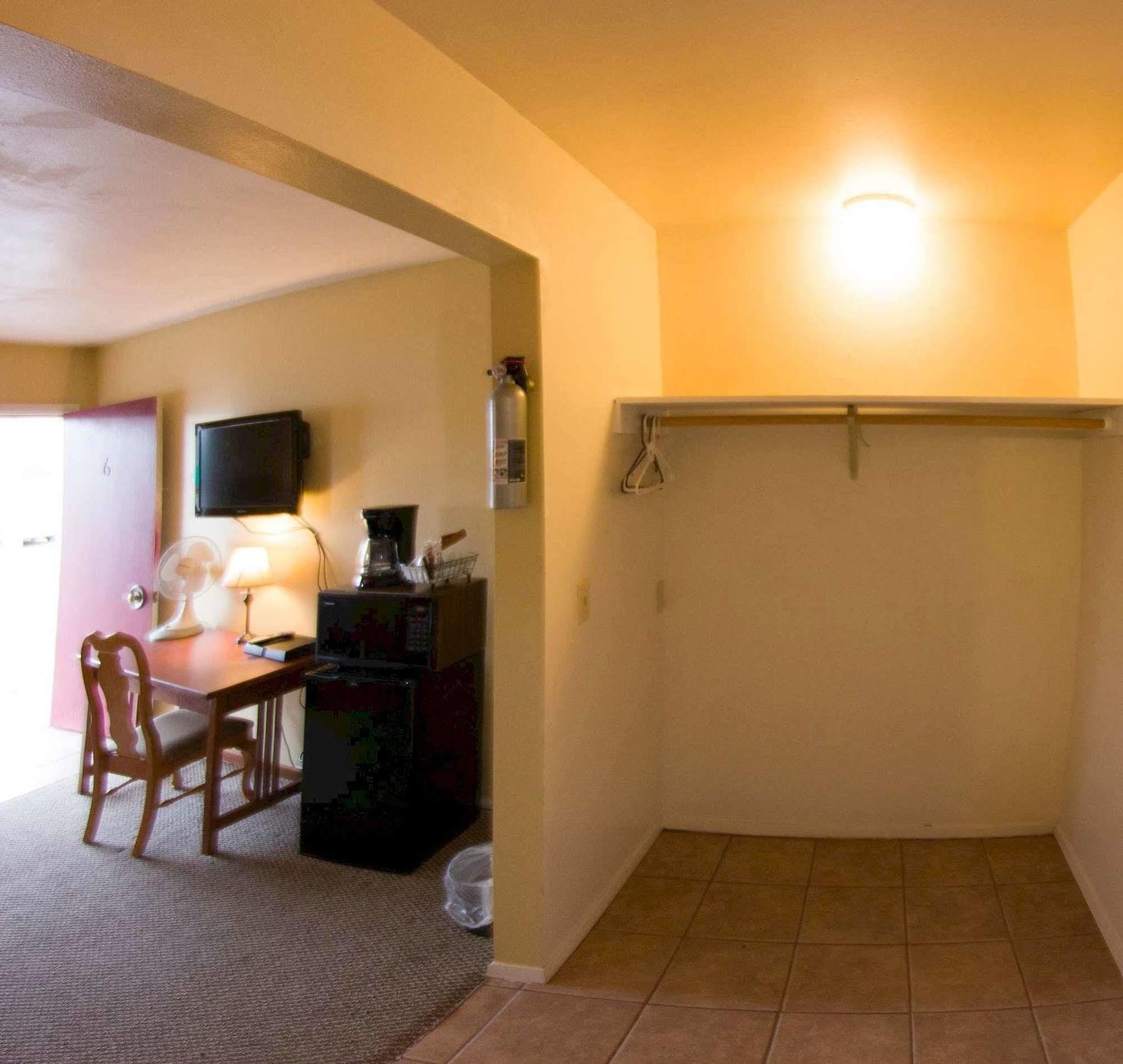 Yellowstone Holiday Motel Уест Йелоустоун Екстериор снимка