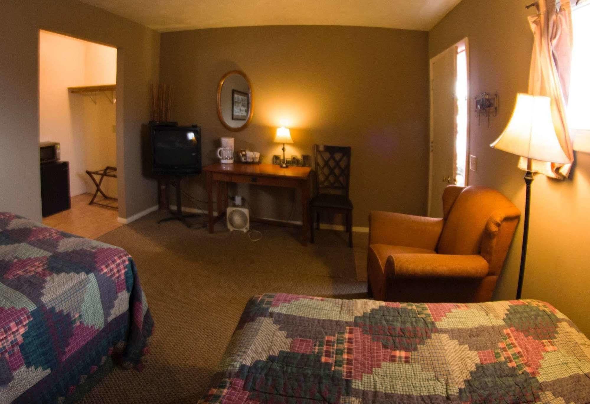 Yellowstone Holiday Motel Уест Йелоустоун Екстериор снимка