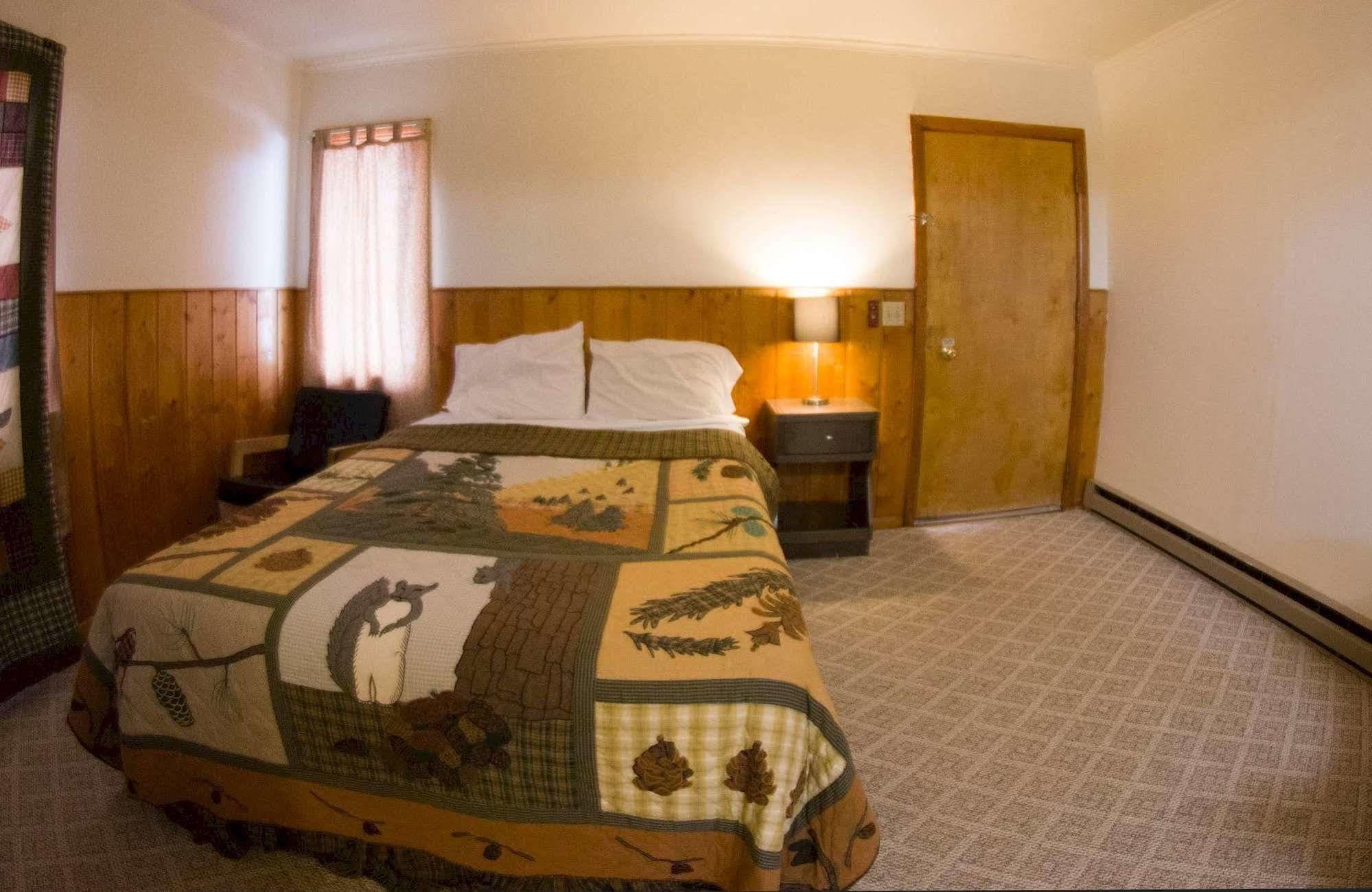 Yellowstone Holiday Motel Уест Йелоустоун Екстериор снимка