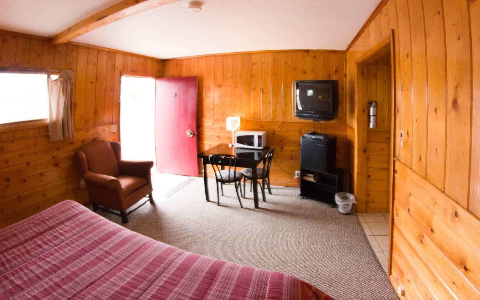 Yellowstone Holiday Motel Уест Йелоустоун Екстериор снимка