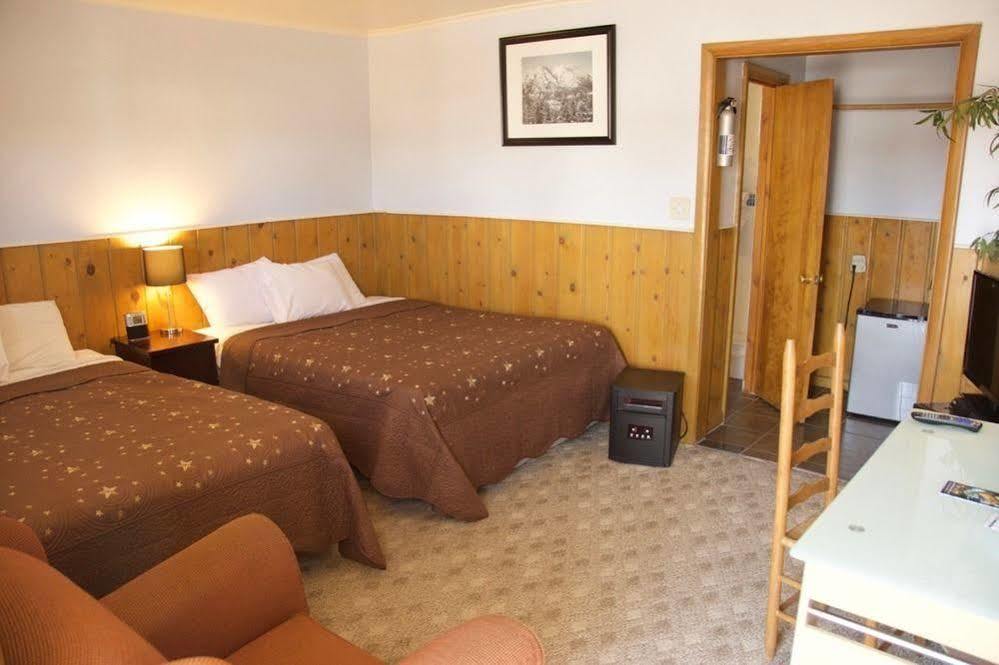 Yellowstone Holiday Motel Уест Йелоустоун Екстериор снимка