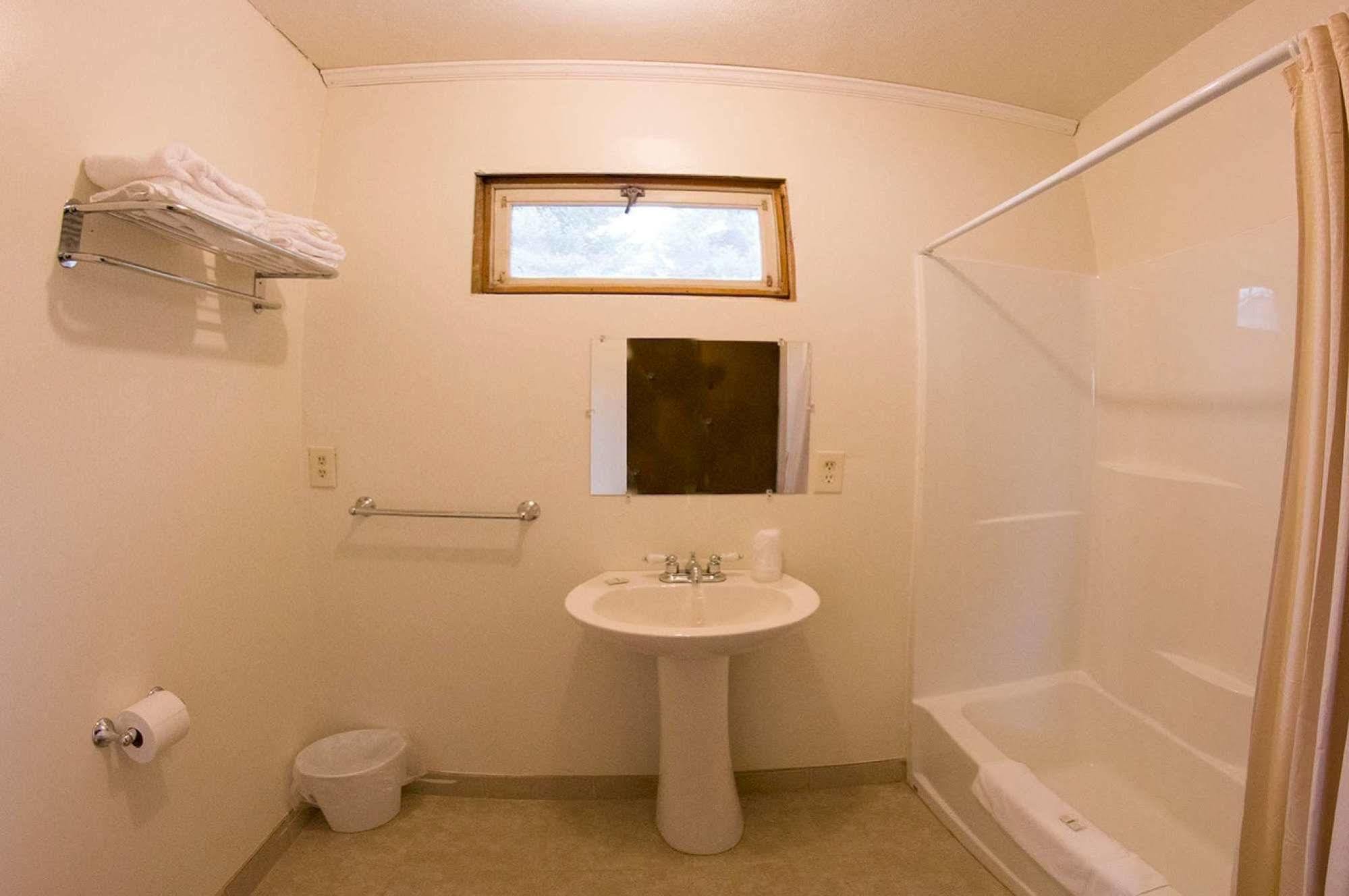 Yellowstone Holiday Motel Уест Йелоустоун Екстериор снимка