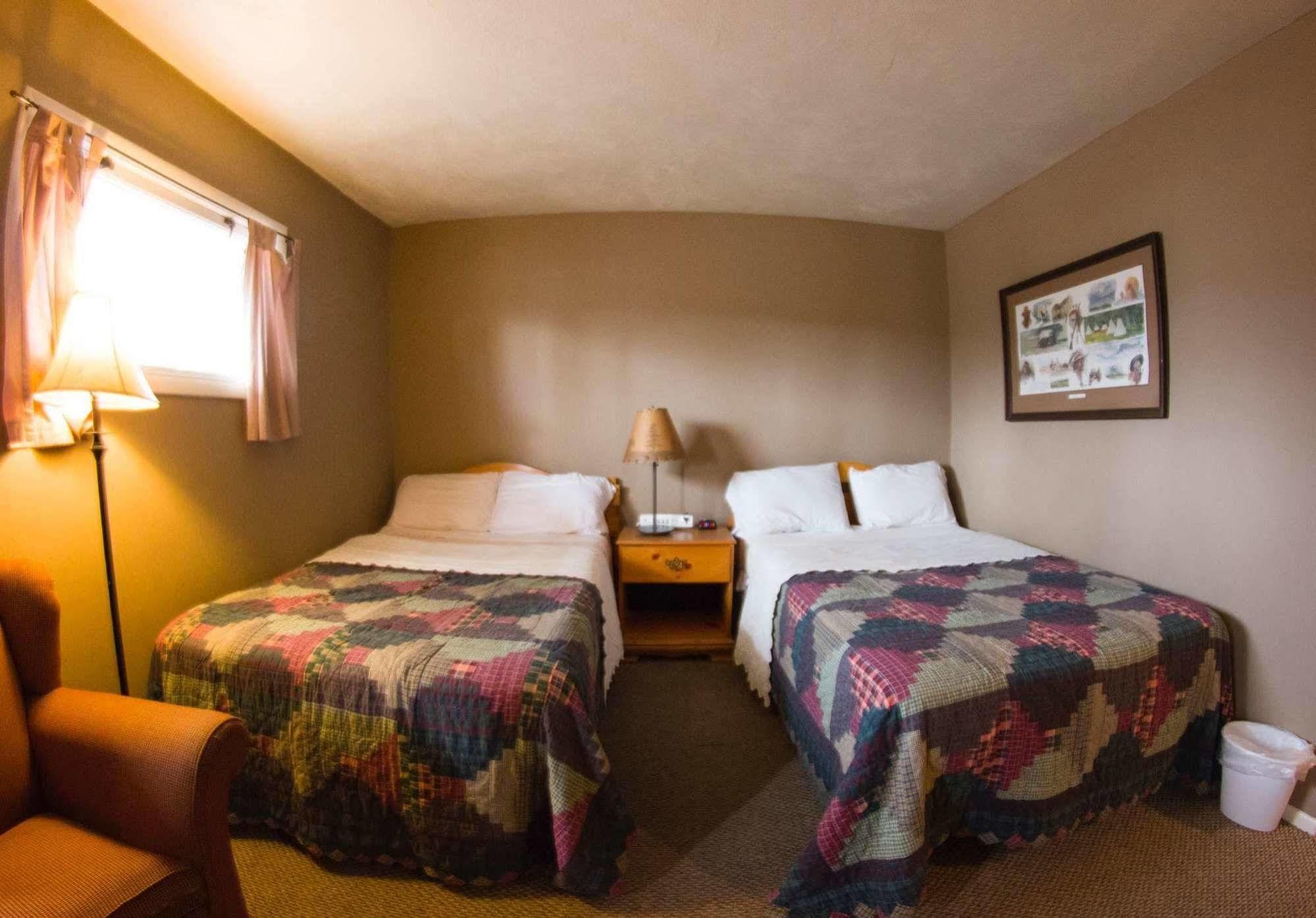 Yellowstone Holiday Motel Уест Йелоустоун Екстериор снимка