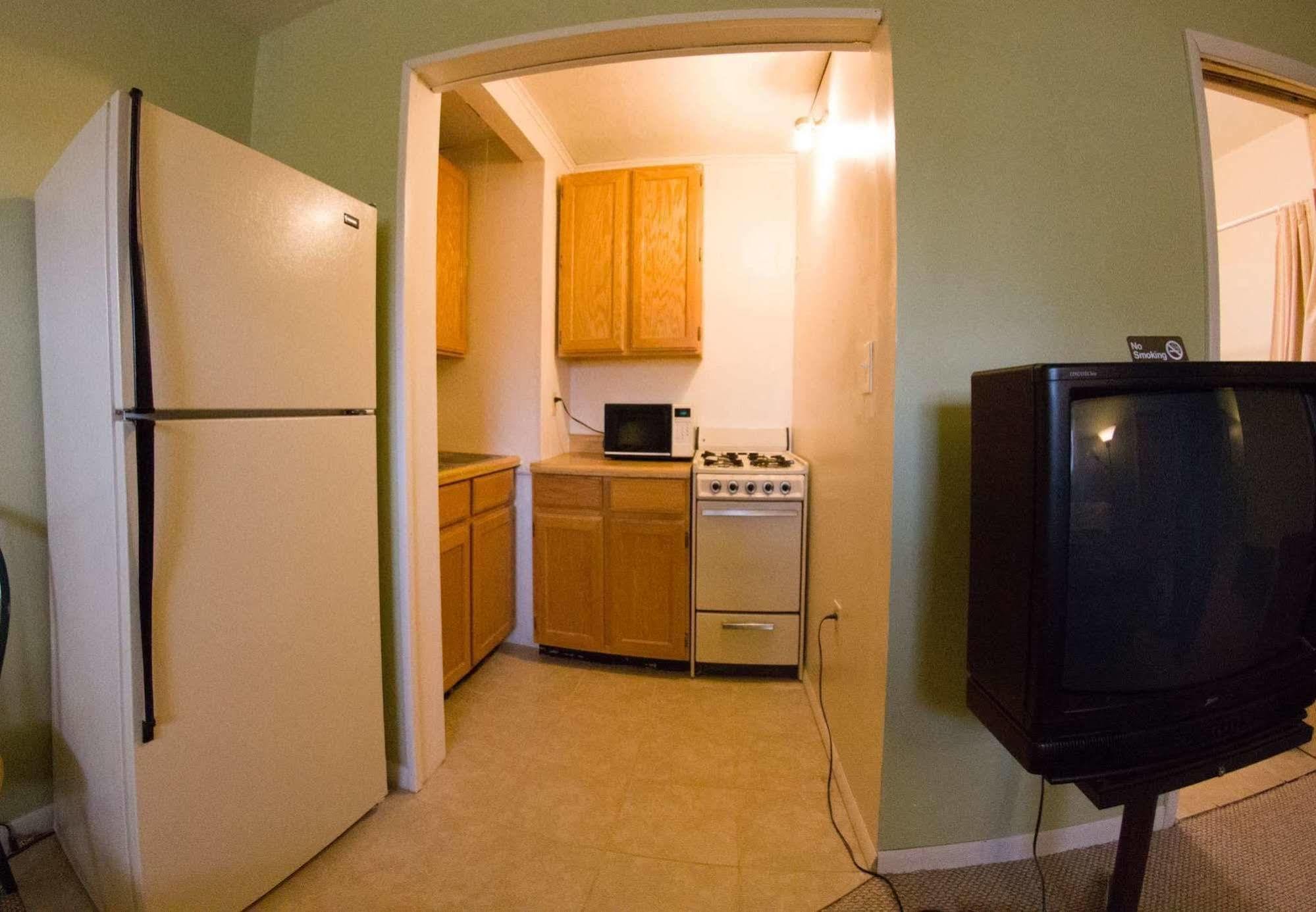 Yellowstone Holiday Motel Уест Йелоустоун Екстериор снимка