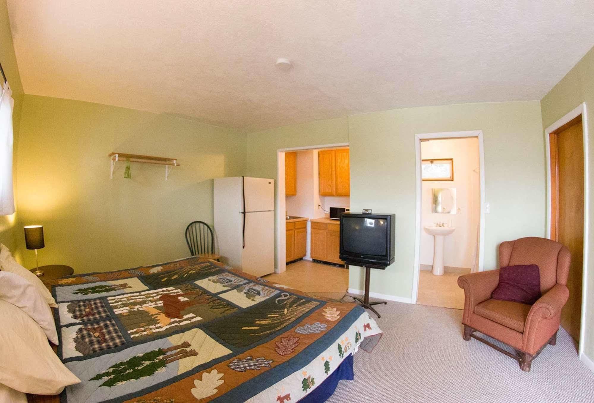 Yellowstone Holiday Motel Уест Йелоустоун Екстериор снимка