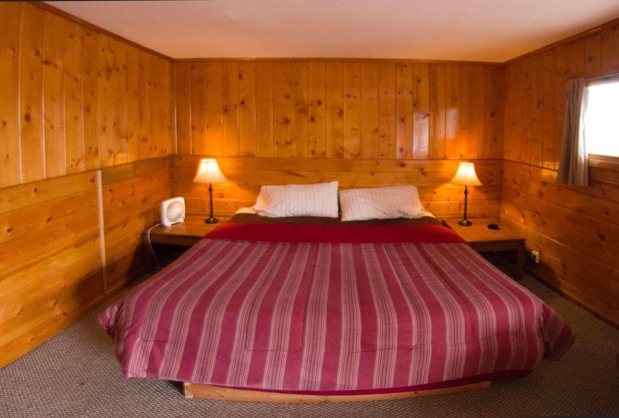 Yellowstone Holiday Motel Уест Йелоустоун Екстериор снимка