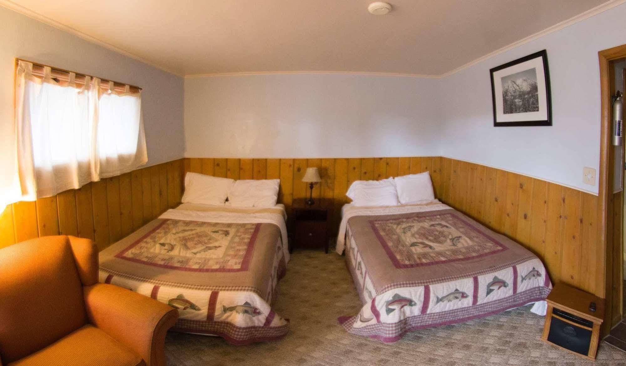 Yellowstone Holiday Motel Уест Йелоустоун Екстериор снимка