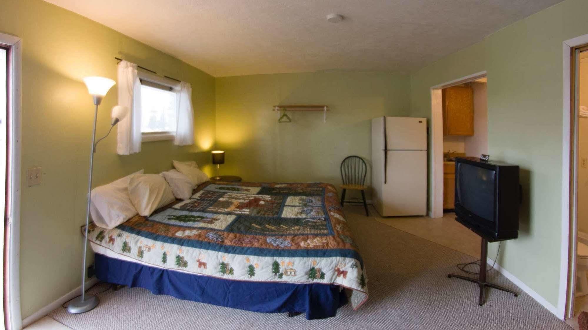 Yellowstone Holiday Motel Уест Йелоустоун Екстериор снимка