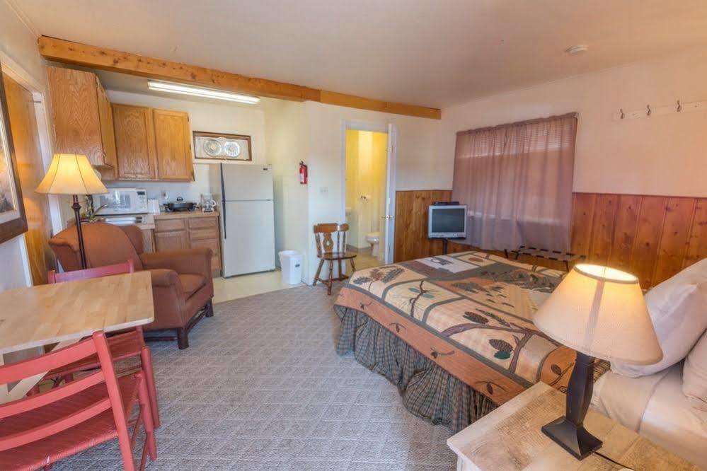 Yellowstone Holiday Motel Уест Йелоустоун Екстериор снимка