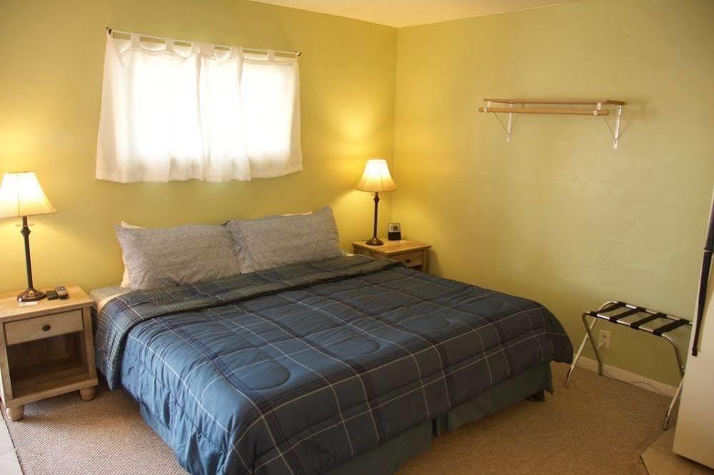 Yellowstone Holiday Motel Уест Йелоустоун Екстериор снимка
