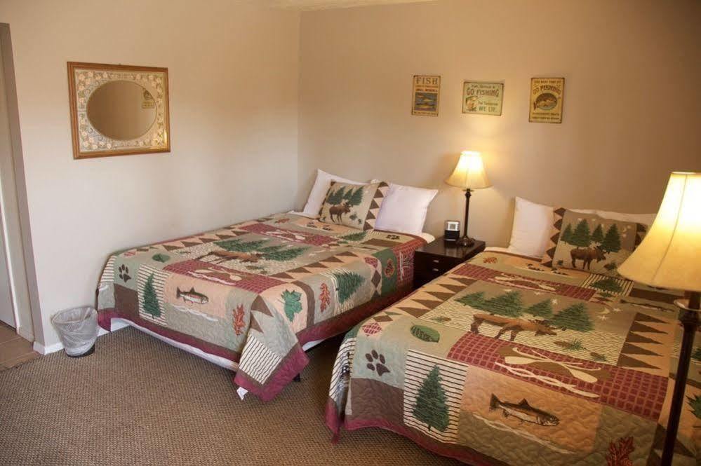 Yellowstone Holiday Motel Уест Йелоустоун Екстериор снимка