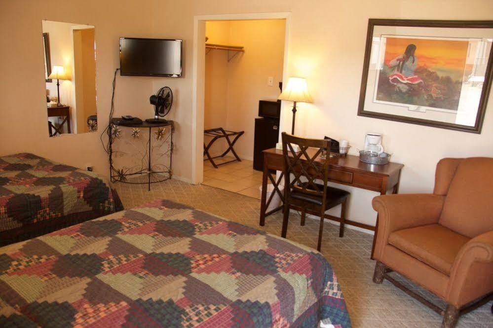Yellowstone Holiday Motel Уест Йелоустоун Екстериор снимка