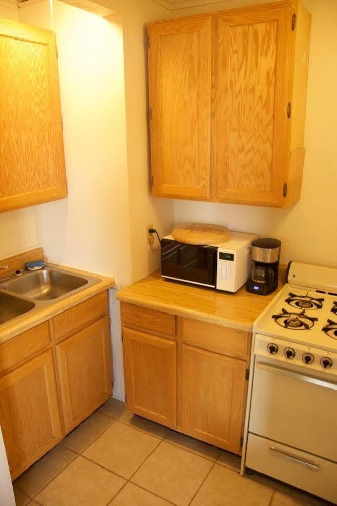 Yellowstone Holiday Motel Уест Йелоустоун Екстериор снимка