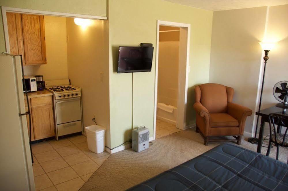 Yellowstone Holiday Motel Уест Йелоустоун Екстериор снимка