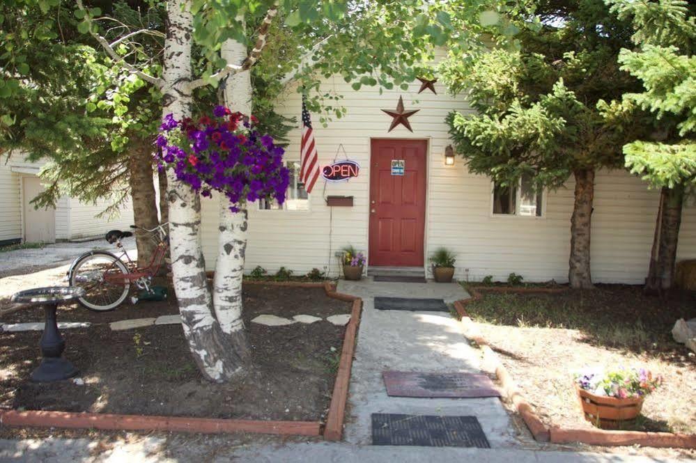 Yellowstone Holiday Motel Уест Йелоустоун Екстериор снимка